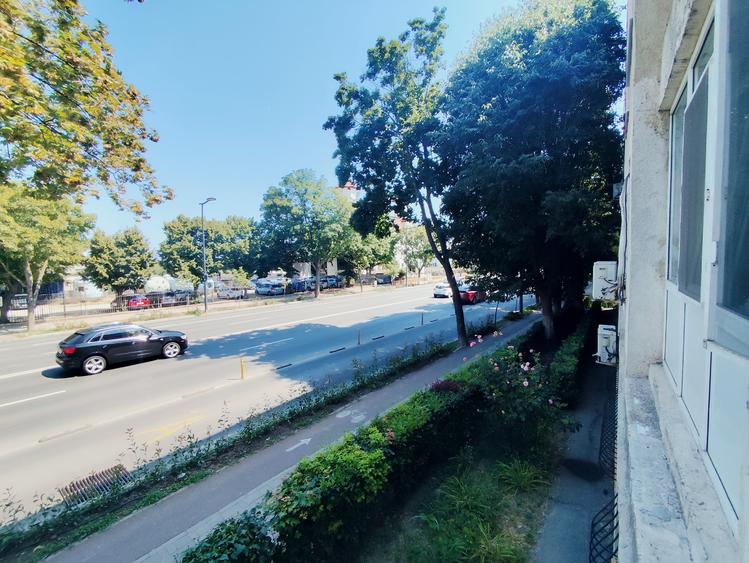 Apartament cu 4 camere decomandat în Far