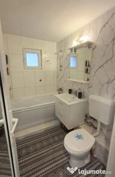Apartament cu 3 camere decomandat în Eremia