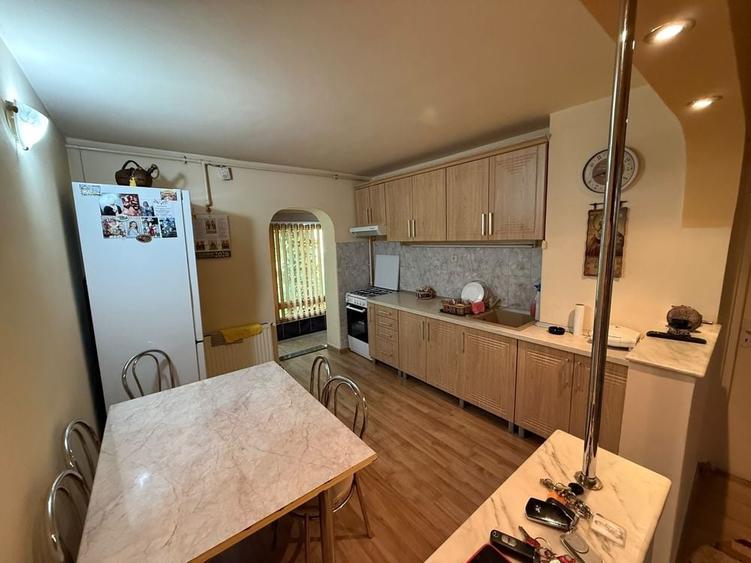 Apartament cu 3 camere decomandat în Micro 16