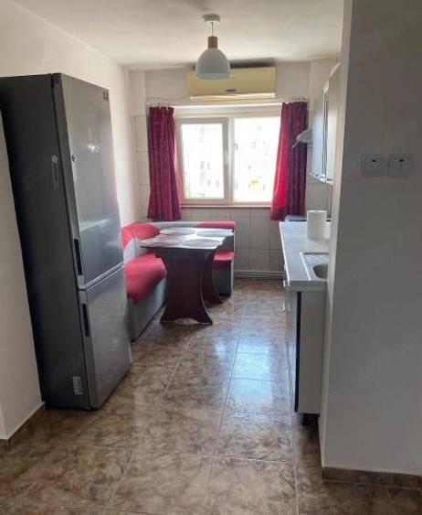 Apartament cu 3 camere semidecomandat, mobilat în Tineretului