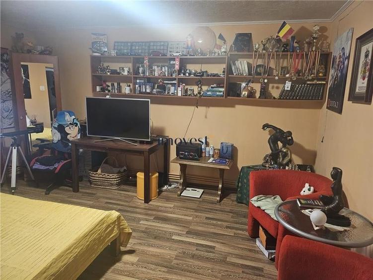 Apartament cu 4 camere decomandat în Micro 16