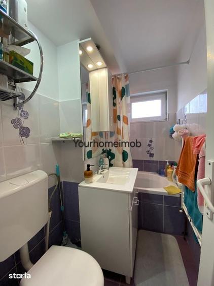 Apartament cu 3 camere semidecomandat în Craiovița Nouă