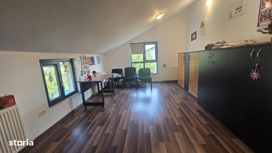 Casă cu 4 camere în Uricani