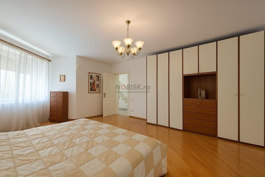 Casă cu 9 camere cu Teren 4500 Mp în Domnești