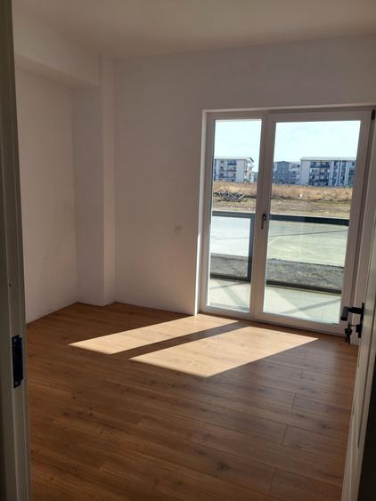 Apartament cu 3 camere decomandat în Exterior Vest