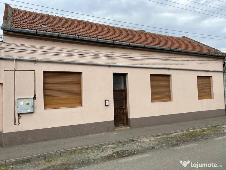 Casă cu 3 camere cu Teren 532 Mp în Central