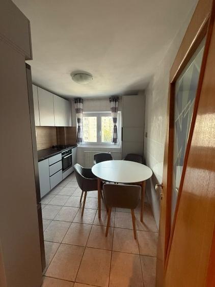 Apartament cu 3 camere semidecomandat, mobilat în Barbu Văcărescu