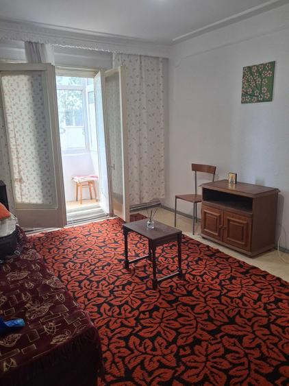 Apartament cu 3 camere semidecomandat în Dacia