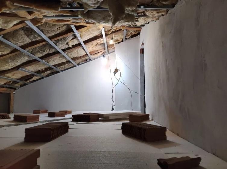 Se vinde apartament pod cu suprafata de 275 mp Floresti - 1