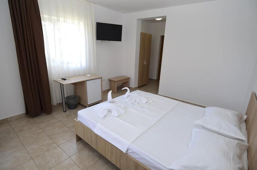 Casă individuală cu 24 camere cu Canalizare în Central