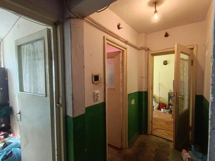 Apartament cu 3 camere semidecomandat, mobilat în Săsar