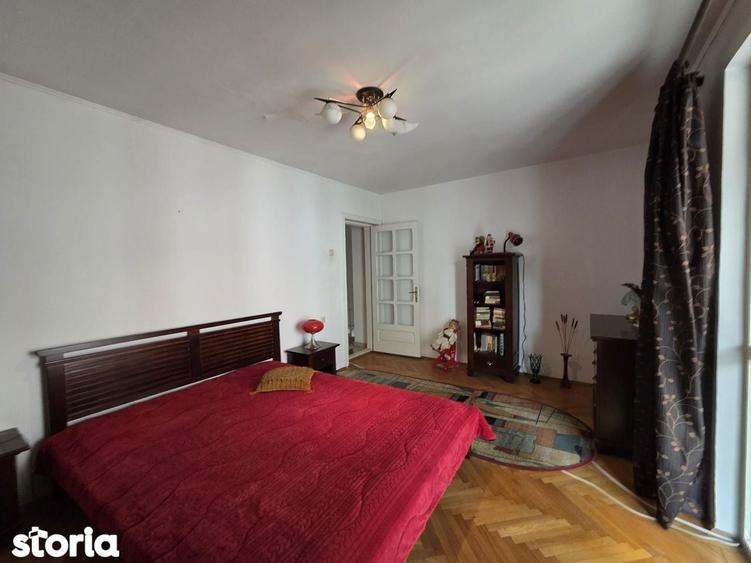 Casă cu 10 camere cu Teren 1293 Mp în Craiovei