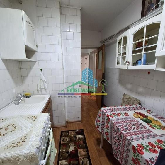 Apartament cu 3 camere semidecomandat în Gară