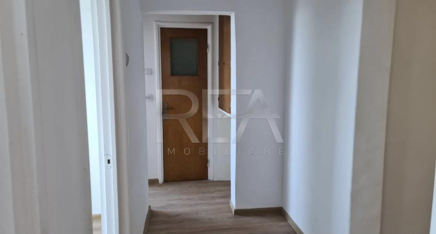 Apartament cu 3 camere decomandat în Drumul Taberei