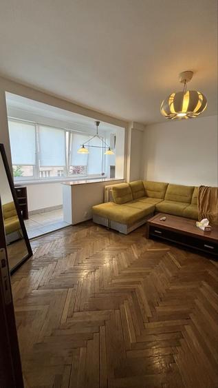 Apartament cu 3 camere semidecomandat în Central