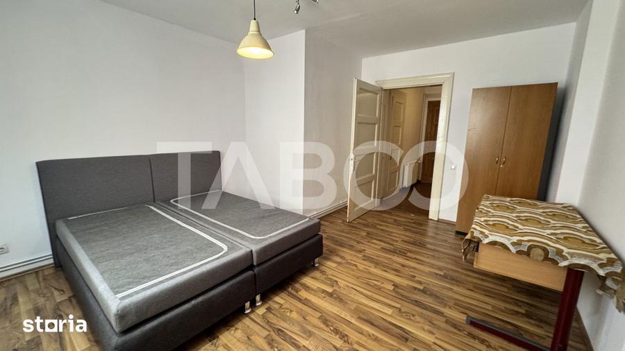 Apartament cu 3 camere nedecomandat, mobilat în Central