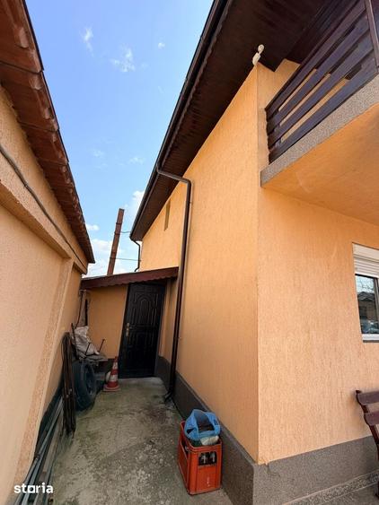 Casă cu 4 camere cu Teren 484 Mp în Romanești