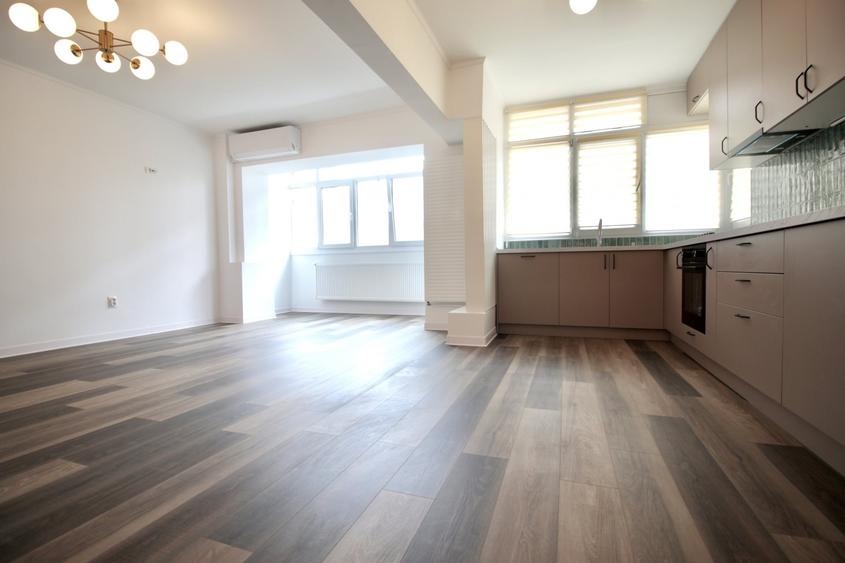 Apartament cu 3 camere decomandat în Teiul Doamnei
