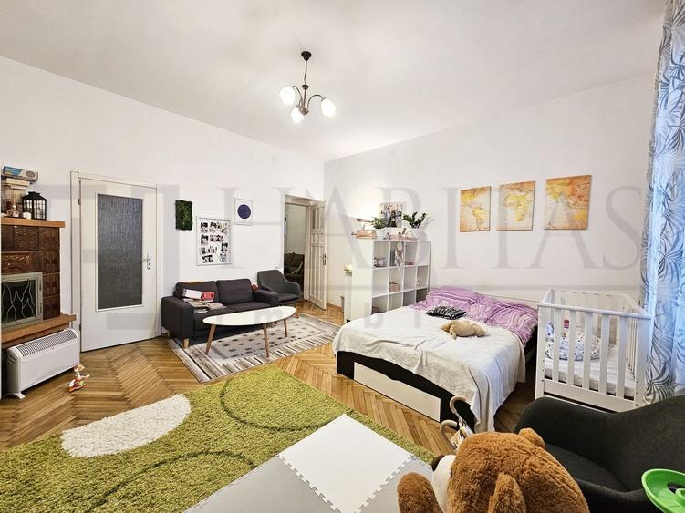 Casă individuală cu 8 camere cu Canalizare în Central