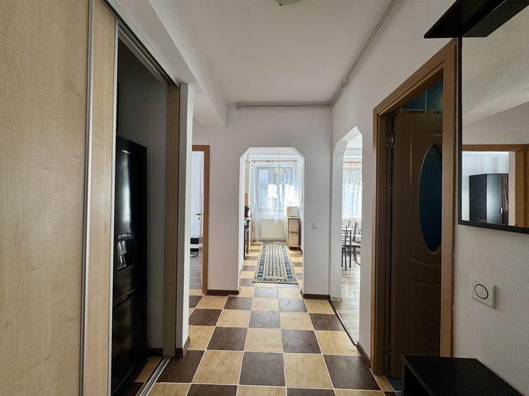 Apartament cu 3 camere decomandat, mobilat în Florești