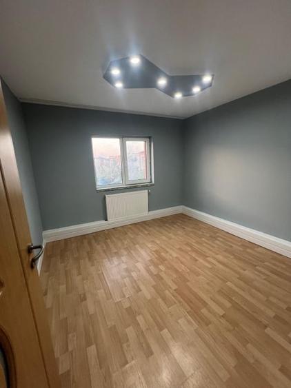 Apartament cu 4 camere decomandat în Craiovița Nouă
