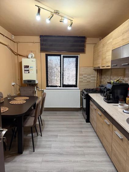 Apartament cu 4 camere decomandat în 1 Mai