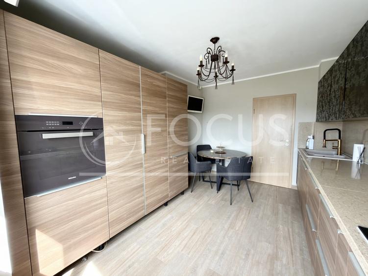 Apartament cu 4 camere semidecomandat, mobilat în P-ța Victoriei