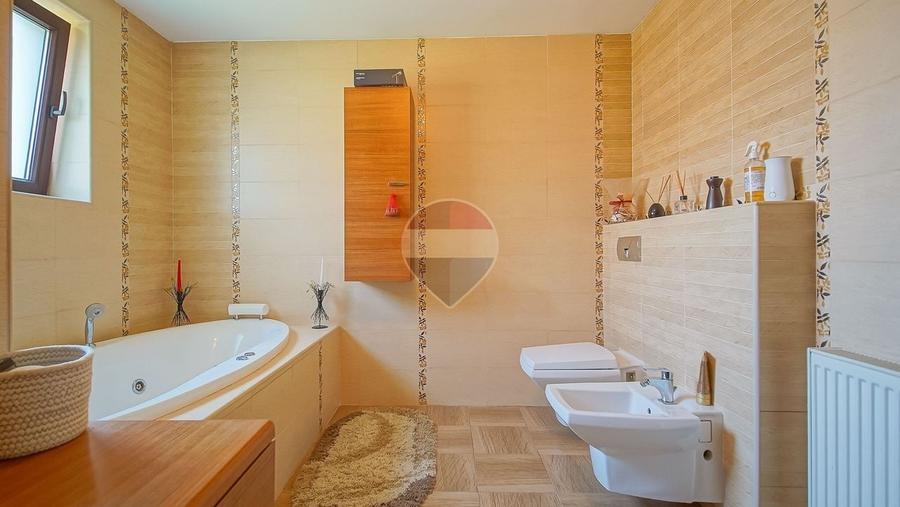 Casă individuală cu 7 camere cu Teren 519 Mp în Cristian