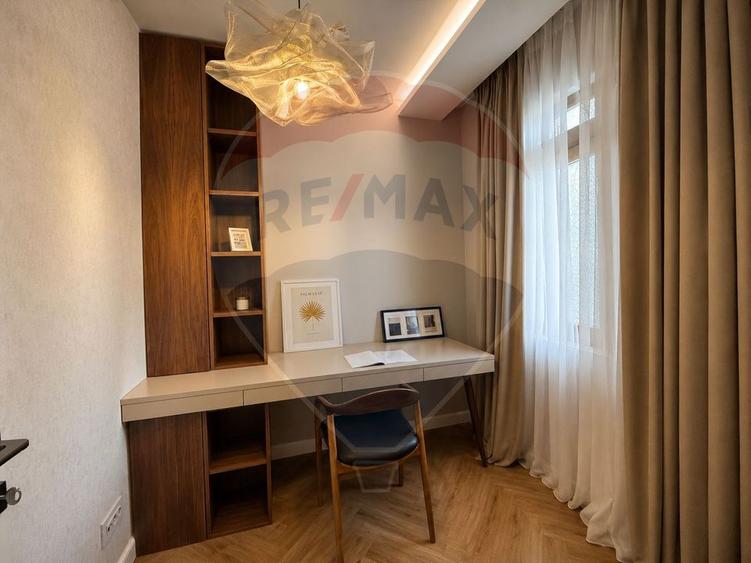 Casă individuală cu 7 camere cu Teren 240 Mp în Sud