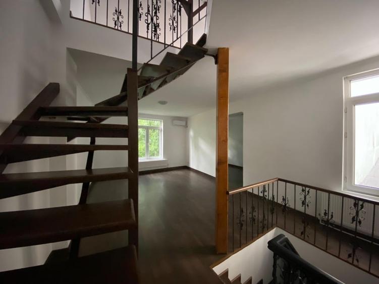 Apartament cu 4 camere semidecomandat în P-ța Romană