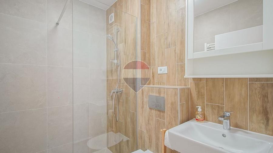 Apartament cu 3 camere semidecomandat, mobilat în Tractorul