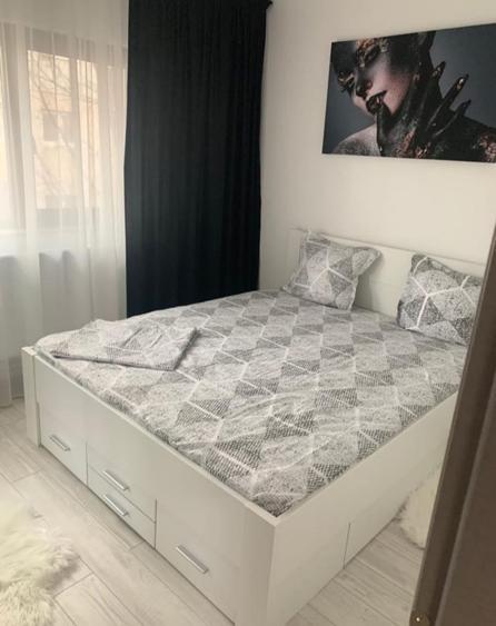 Apartament cu 3 camere decomandat în Casa de Cultură