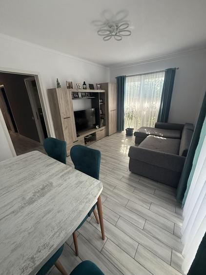 Apartament cu 3 camere decomandat în Florești