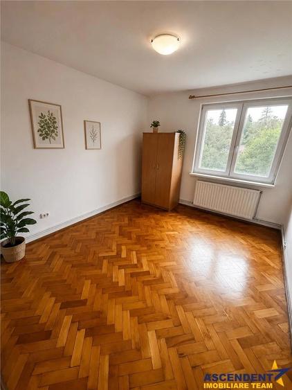 Apartament cu 3 camere decomandat în Cornișa