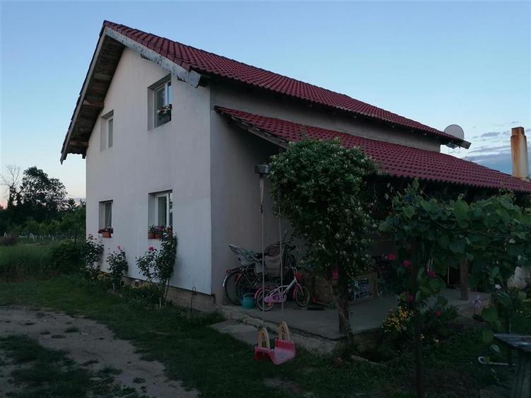 Casă individuală cu 5 camere cu Teren 500 Mp în Exterior Vest