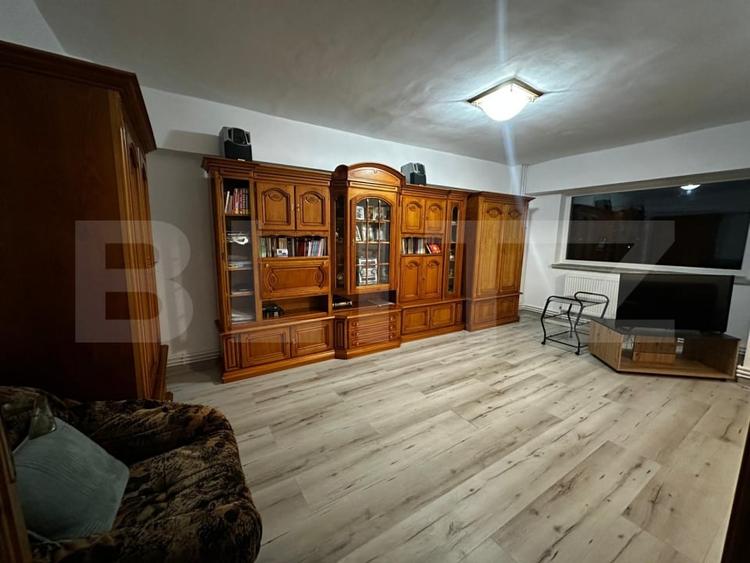 Apartament cu 4 camere decomandat, mobilat în Calea București