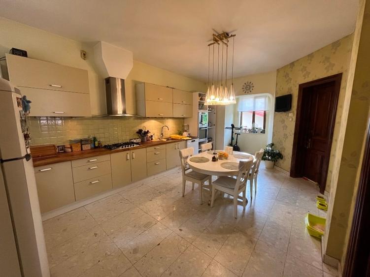 Apartament cu 4 camere decomandat, mobilat în Dorobanți