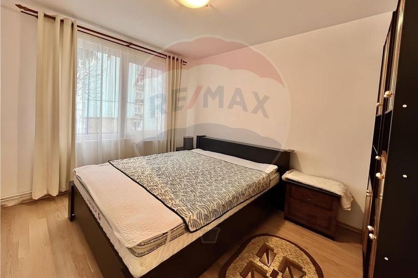 Apartament cu 3 camere decomandat, mobilat în Tractorul