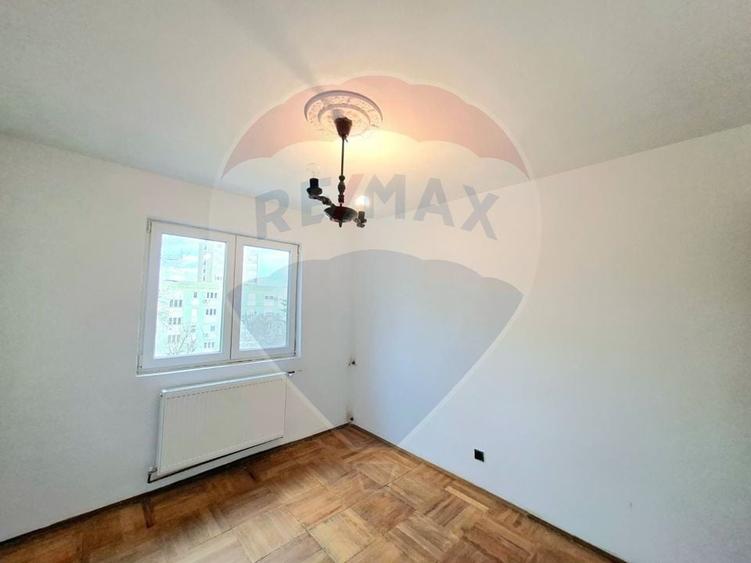 Apartament cu 3 camere semidecomandat în Romanilor
