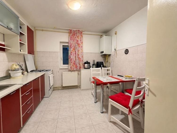 Apartament cu 3 camere decomandat, mobilat în Girocului