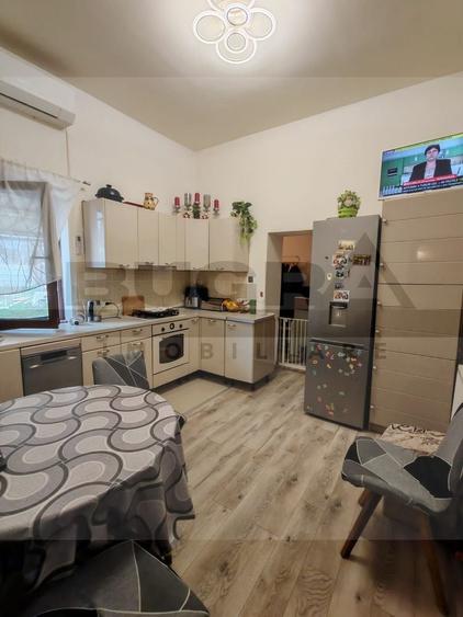Apartament cu 3 camere semidecomandat, mobilat în Central