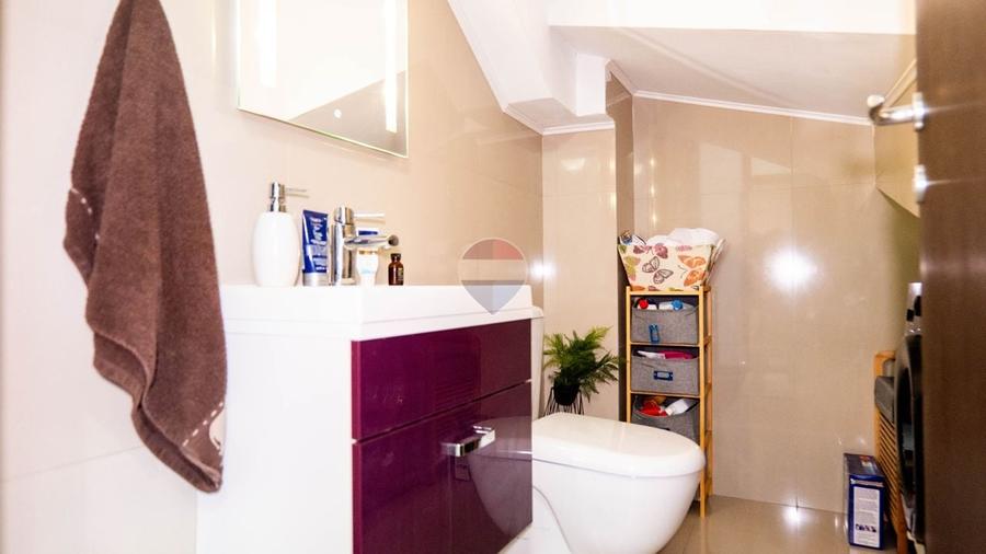 Apartament cu 3 camere semidecomandat, mobilat în Dobroești