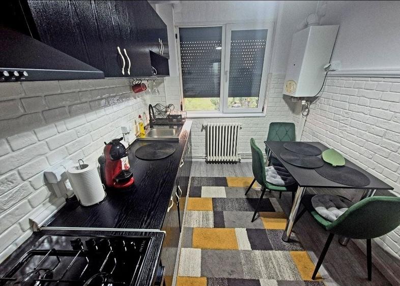 Apartament cu 2 camere semidecomandat în Podu Roș