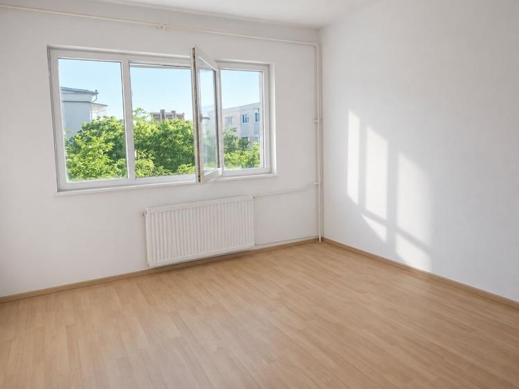 Apartament cu 3 camere decomandat în Rovine