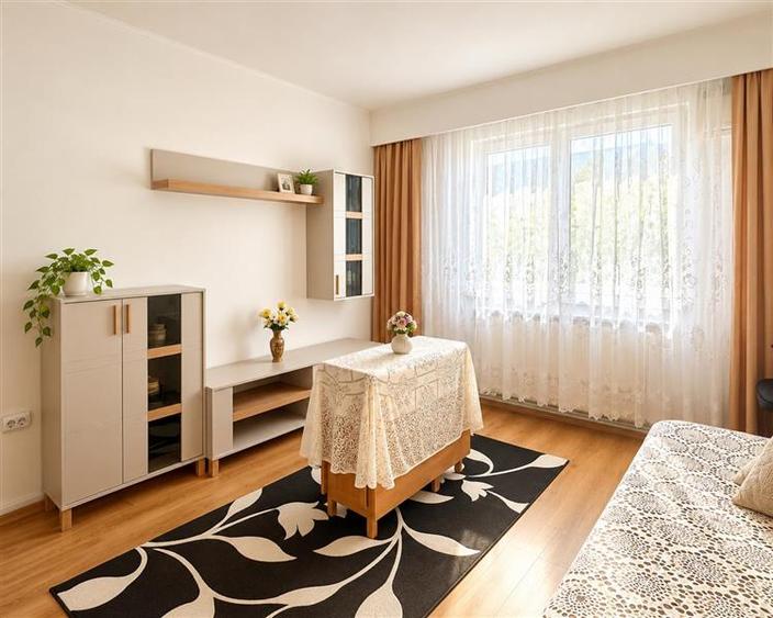 Apartament cu 3 camere semidecomandat, mobilat în Florilor