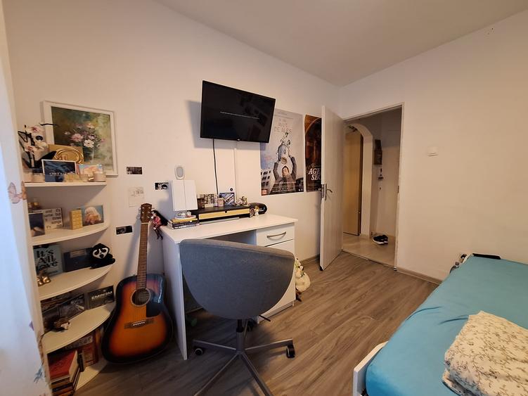 Apartament cu 3 camere semidecomandat, mobilat în Lipovei