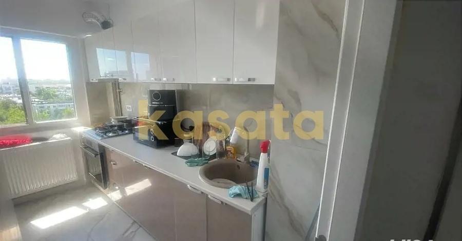 Apartament cu 3 camere semidecomandat, mobilat în Colentina