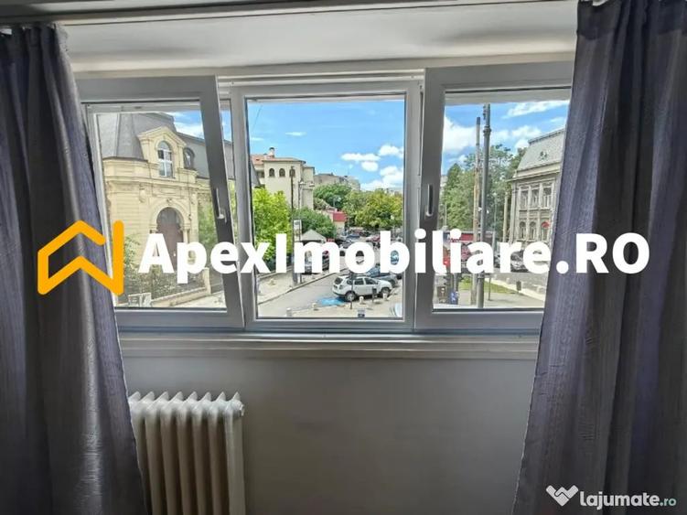 Apartament cu 3 camere semidecomandat în Universitate