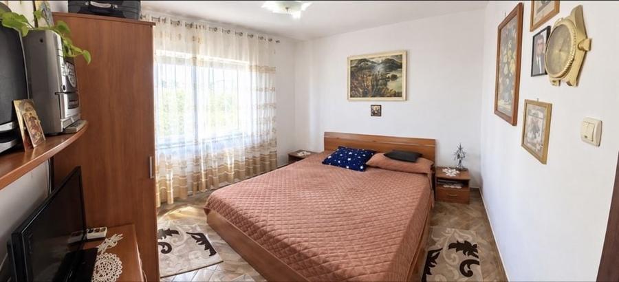 Apartament cu 3 camere semidecomandat în Valea Rosie