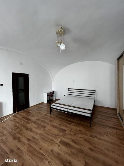 Apartament cu 3 camere, mobilat în Boul Roșu